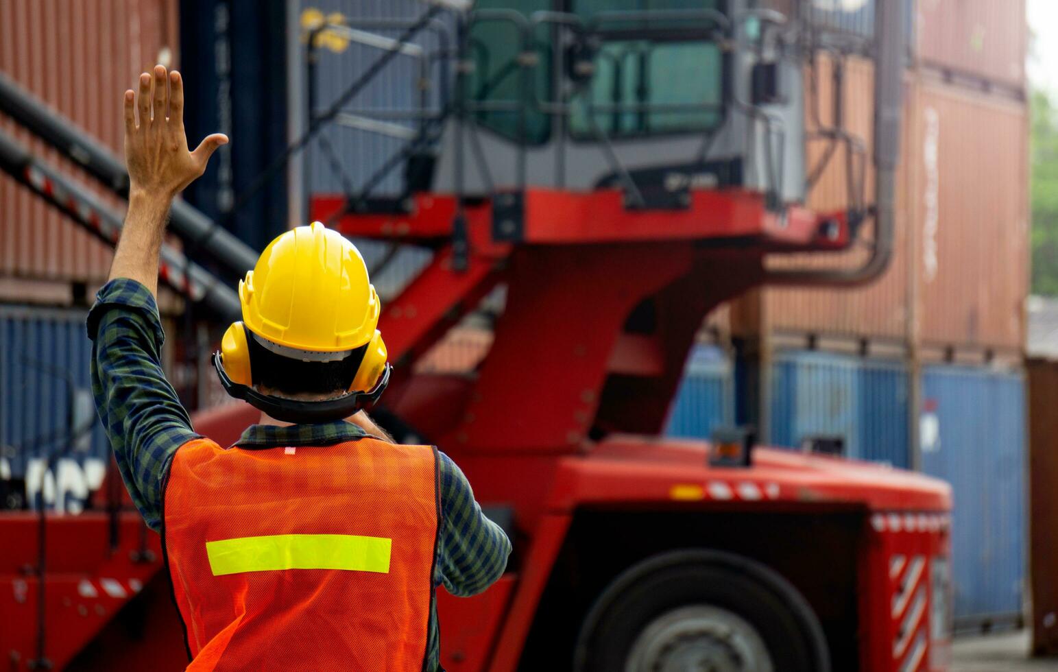 Operator signaling to a machine that organizes containers