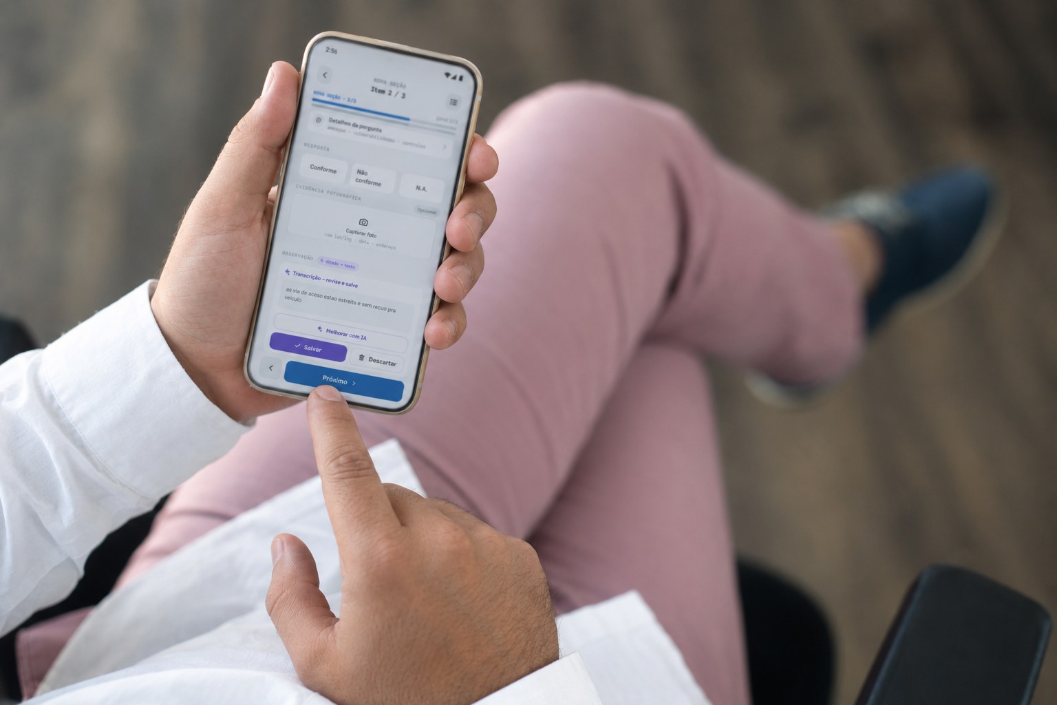 Operador utilizando o t-Risk Easy da t-Risk no celular